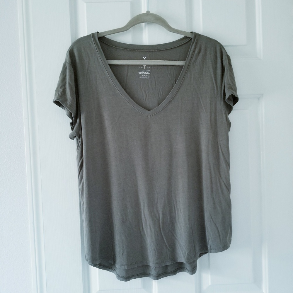 AE Gray V neck tee